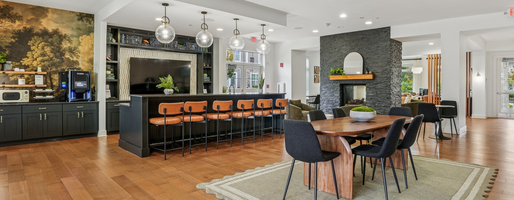 Cluboom with dining table and chairs around a fireplace 